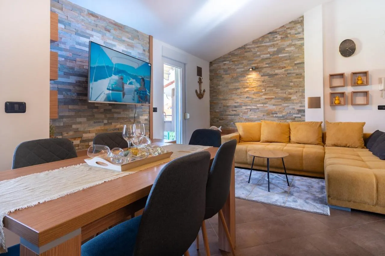 Penthouse Gea Apartment Premantura 0*,