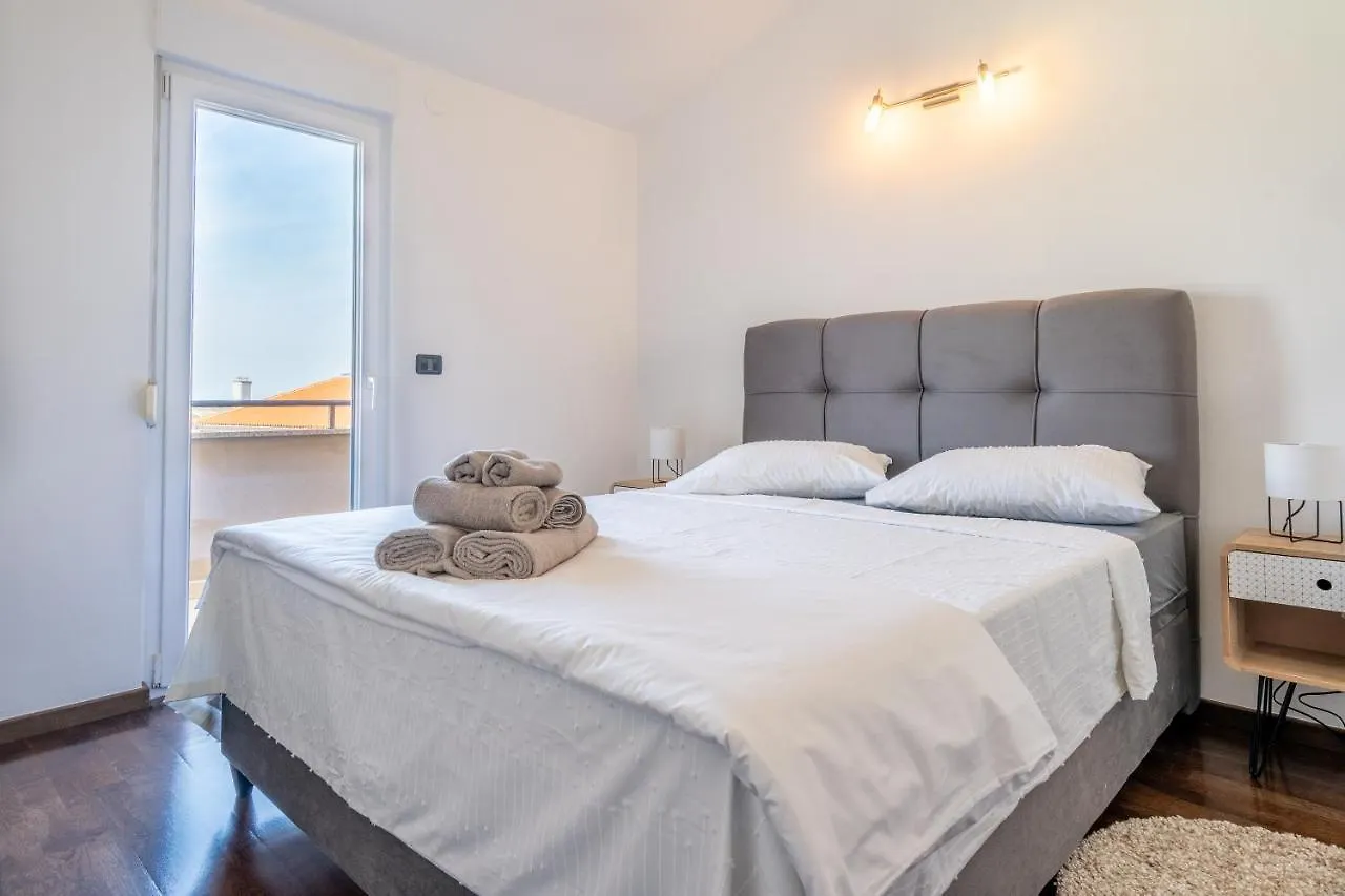 Penthouse Gea Apartment Premantura